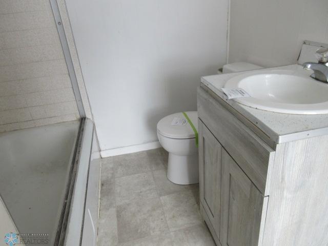 Upper Full Bathroom