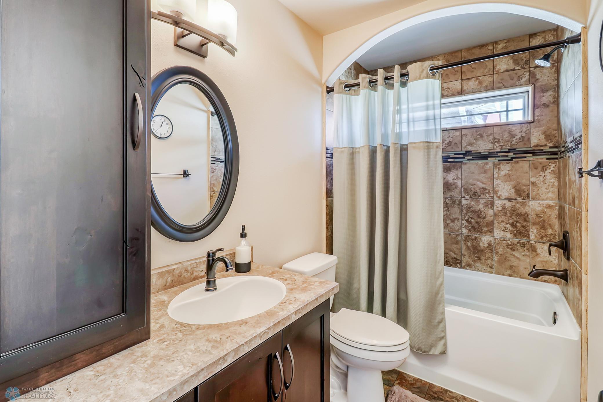7Bathroom1_1.jpg