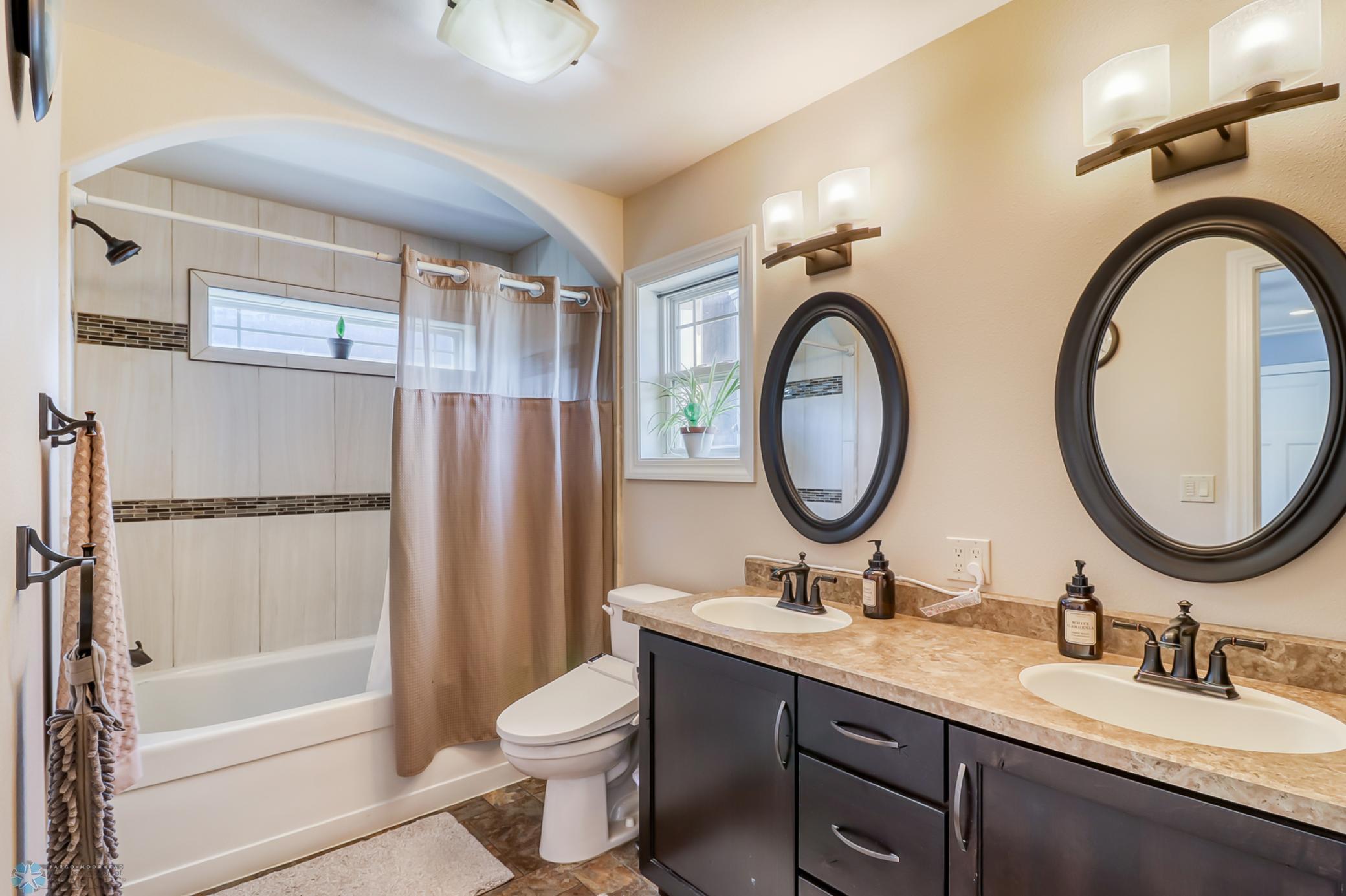 13Primary Bathroom1_0.jpg