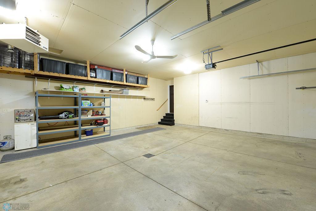 Spacious Heated 3 Stall With Storage