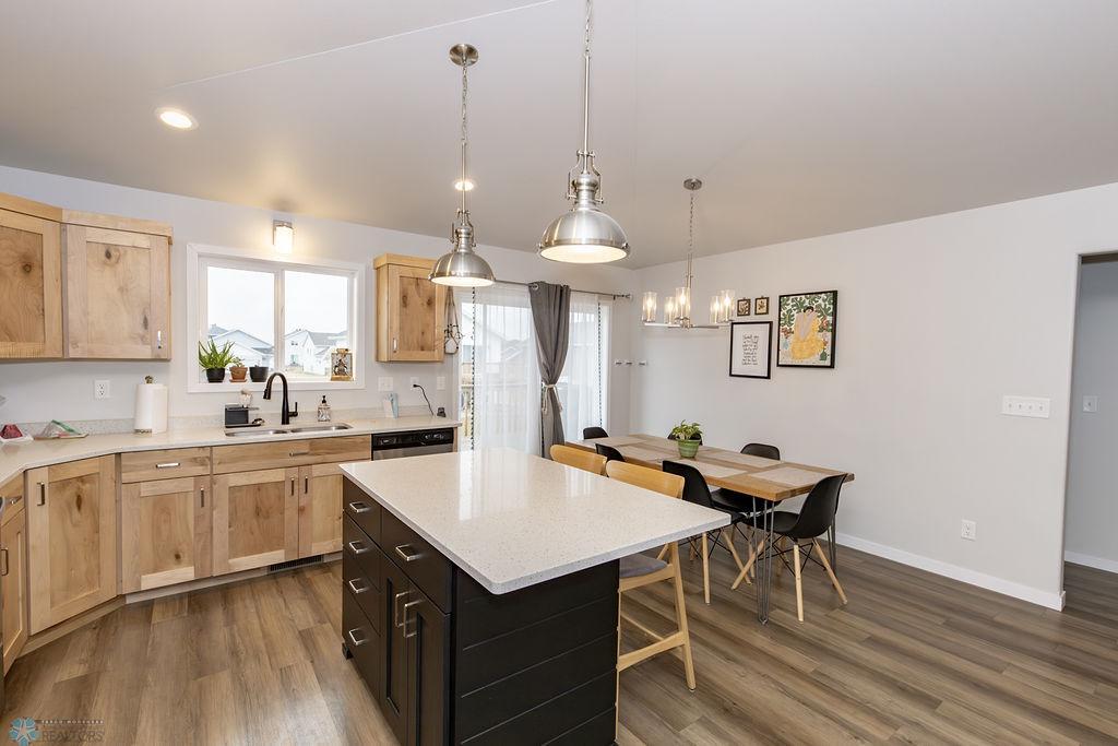 Kitchen & Dining