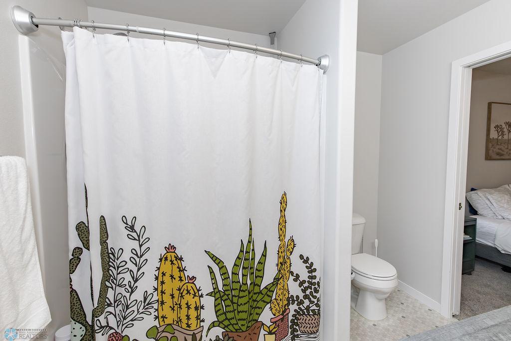 Upper Level - Full Bath (Hollywood to Primary)