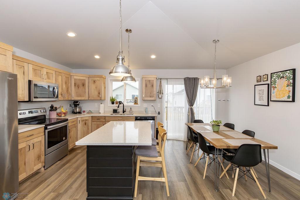 Kitchen & Dining