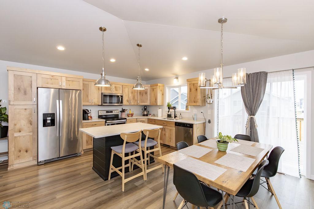 Kitchen & Dining
