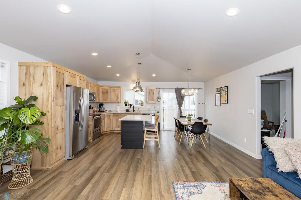 Kitchen & Dining