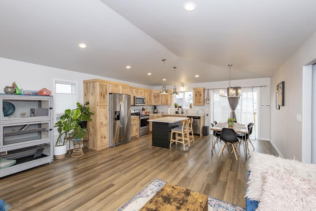 Kitchen & Dining
