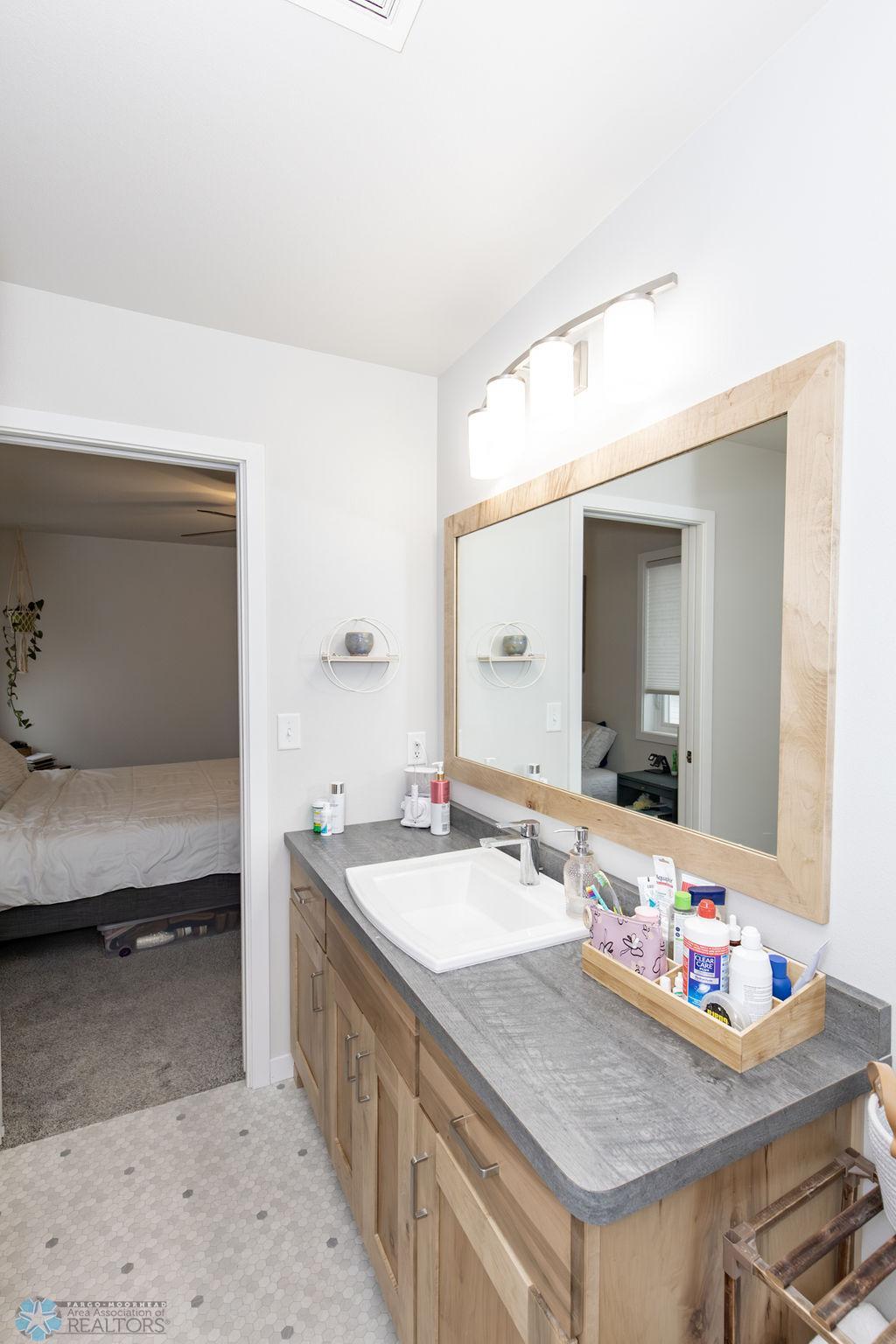 Upper Level - Full Bath (Hollywood to Primary)