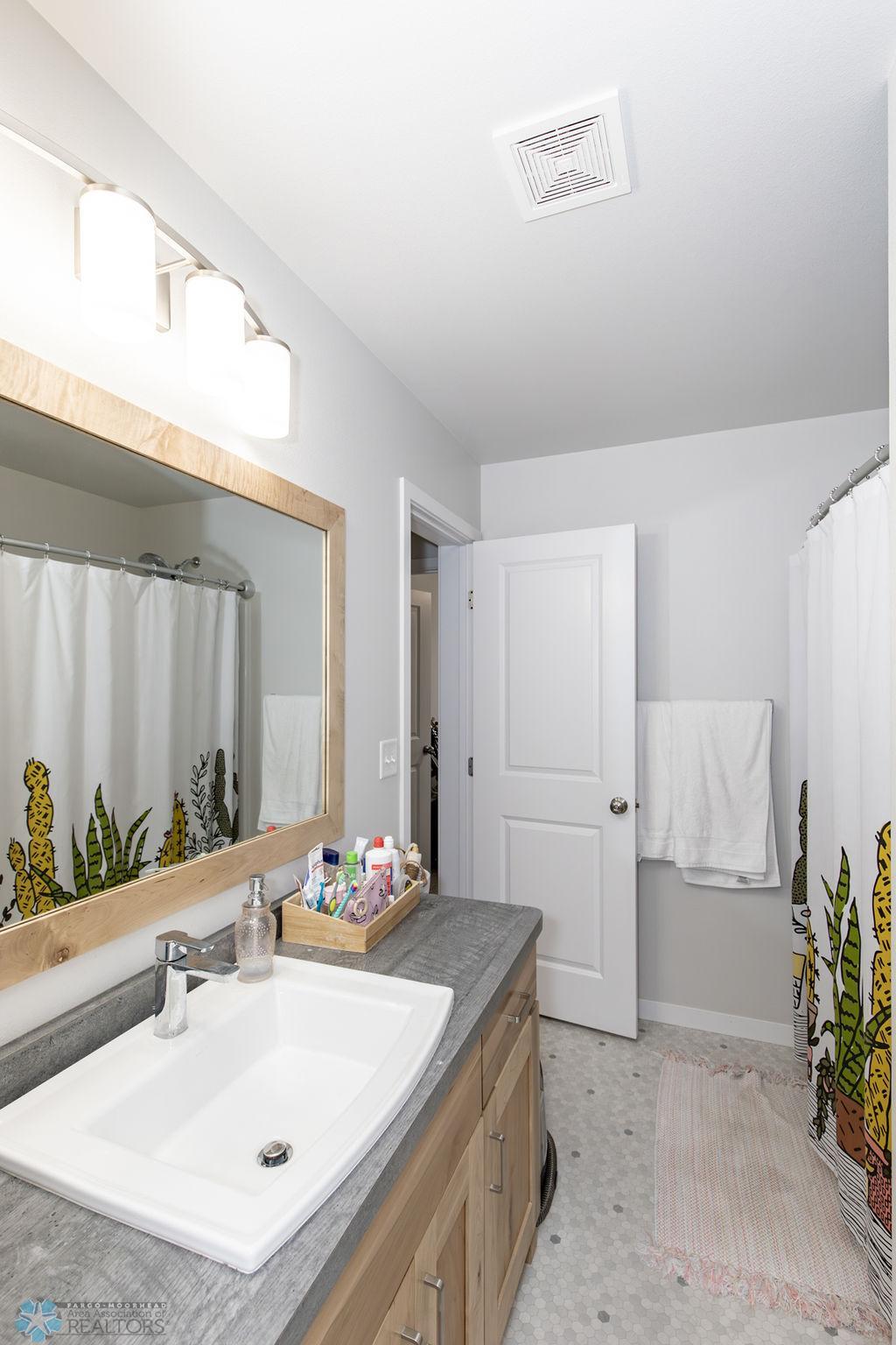 Upper Level - Full Bath (Hollywood to Primary)