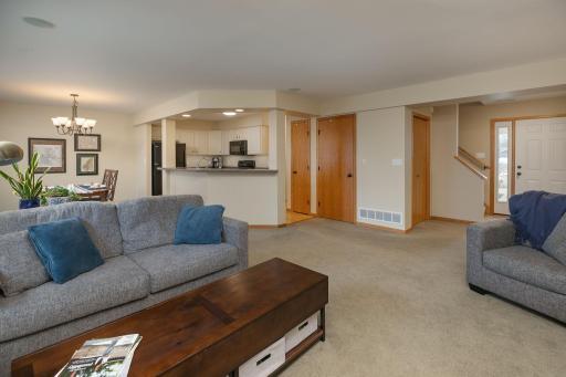 LR looking towards the kitchen