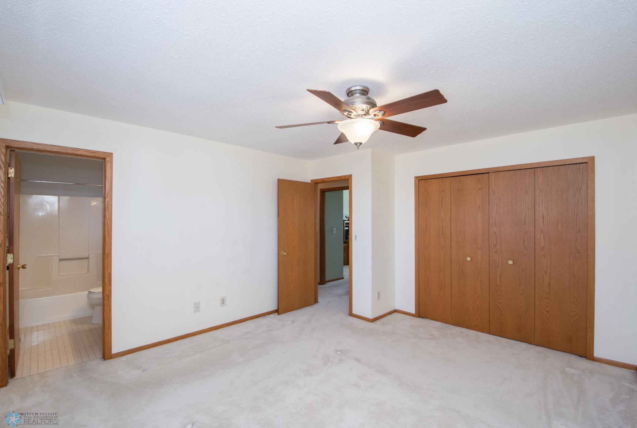 bedroom 1-on suite