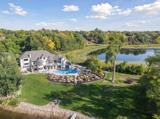 This idyllic retreat offers the perfect escape from the hustle & bustle while being a short bike ride to charming downtown Victoria where you can enjoy delicious restaurants, charming shops, music in the park, the regional trail & more!