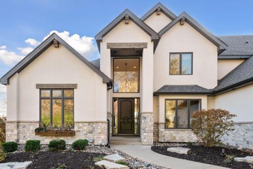 The updated exterior creates an ideal blend of current trends with the stunning natural surroundings.