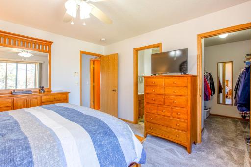 Spacious owner's suite featuring a private 3/4 bathroom and a walk-in closet.
