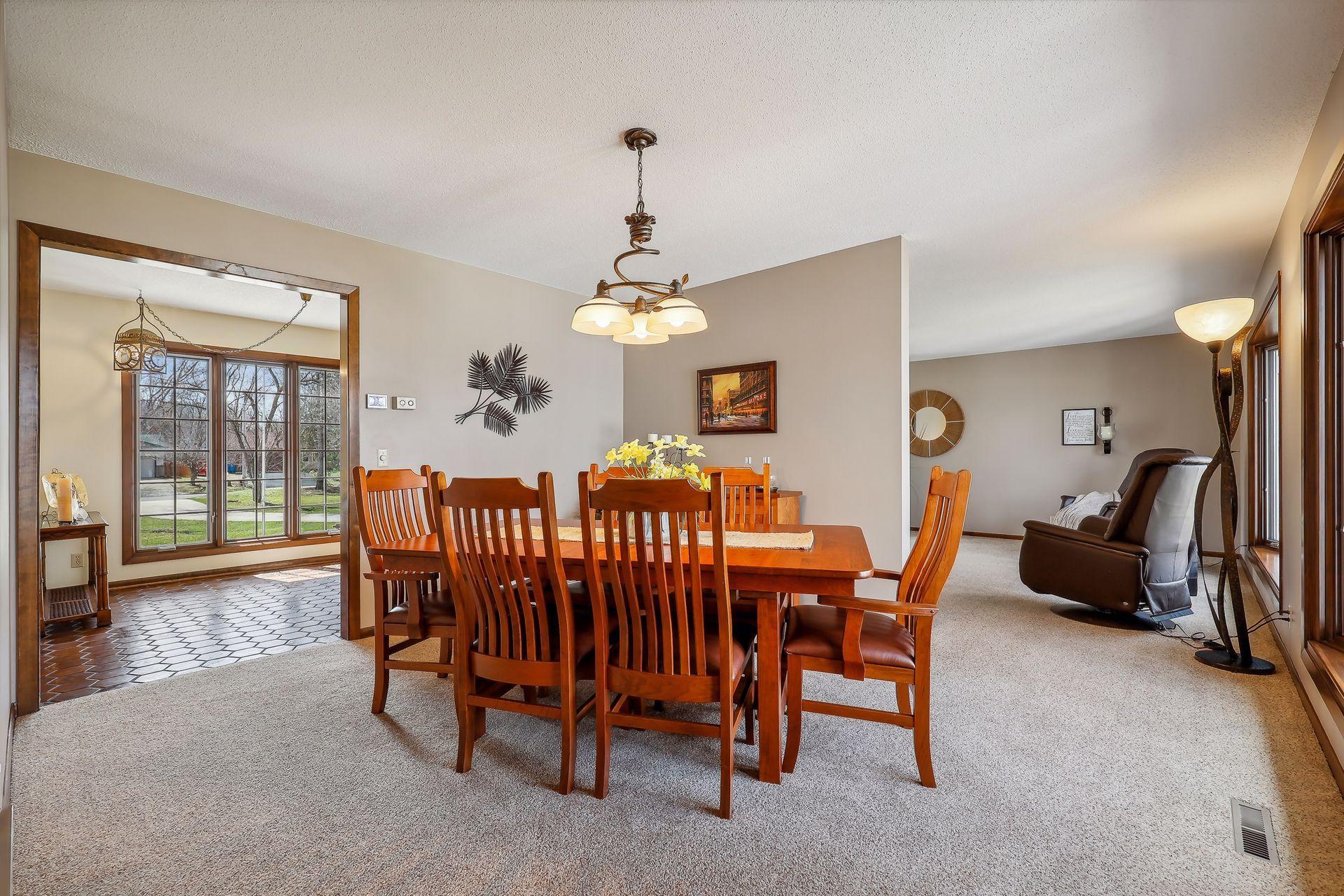 An open floor plan is what you want - beautifully maintained with neutral decor and carpet