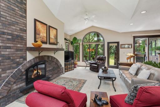 10_9943JamacaCtN_10001_LivingRoom_DownloadforMLS_2000x1333.jpg