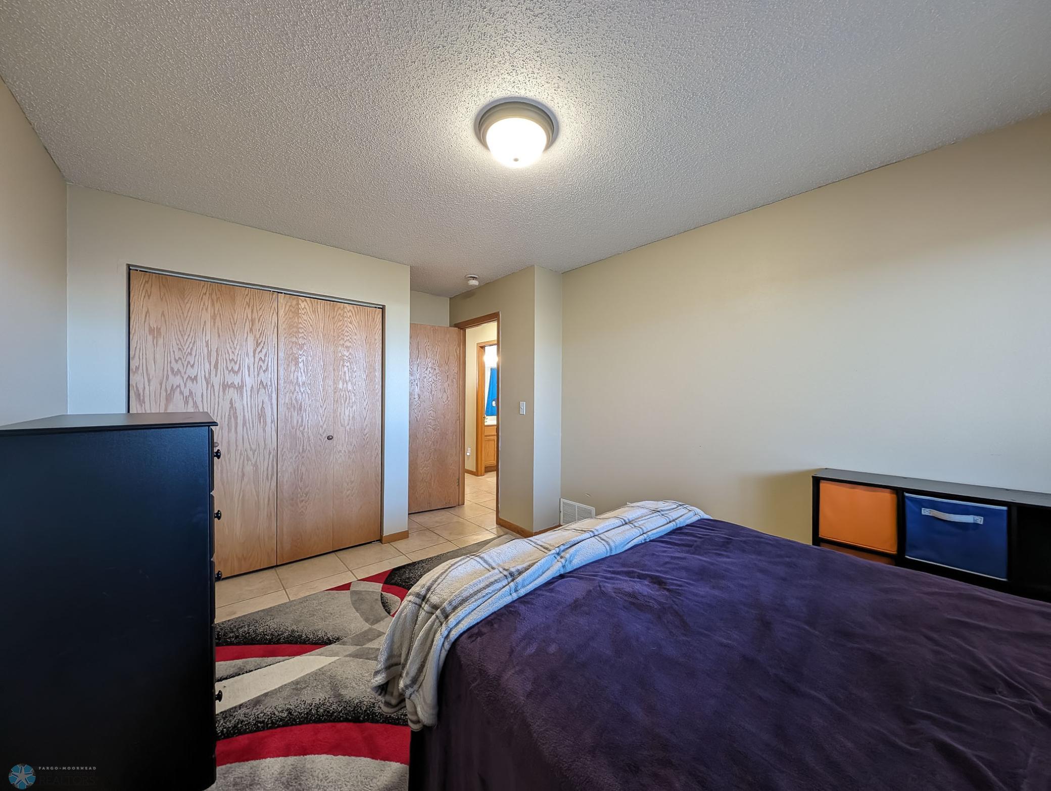L2P034-140554103.jpg