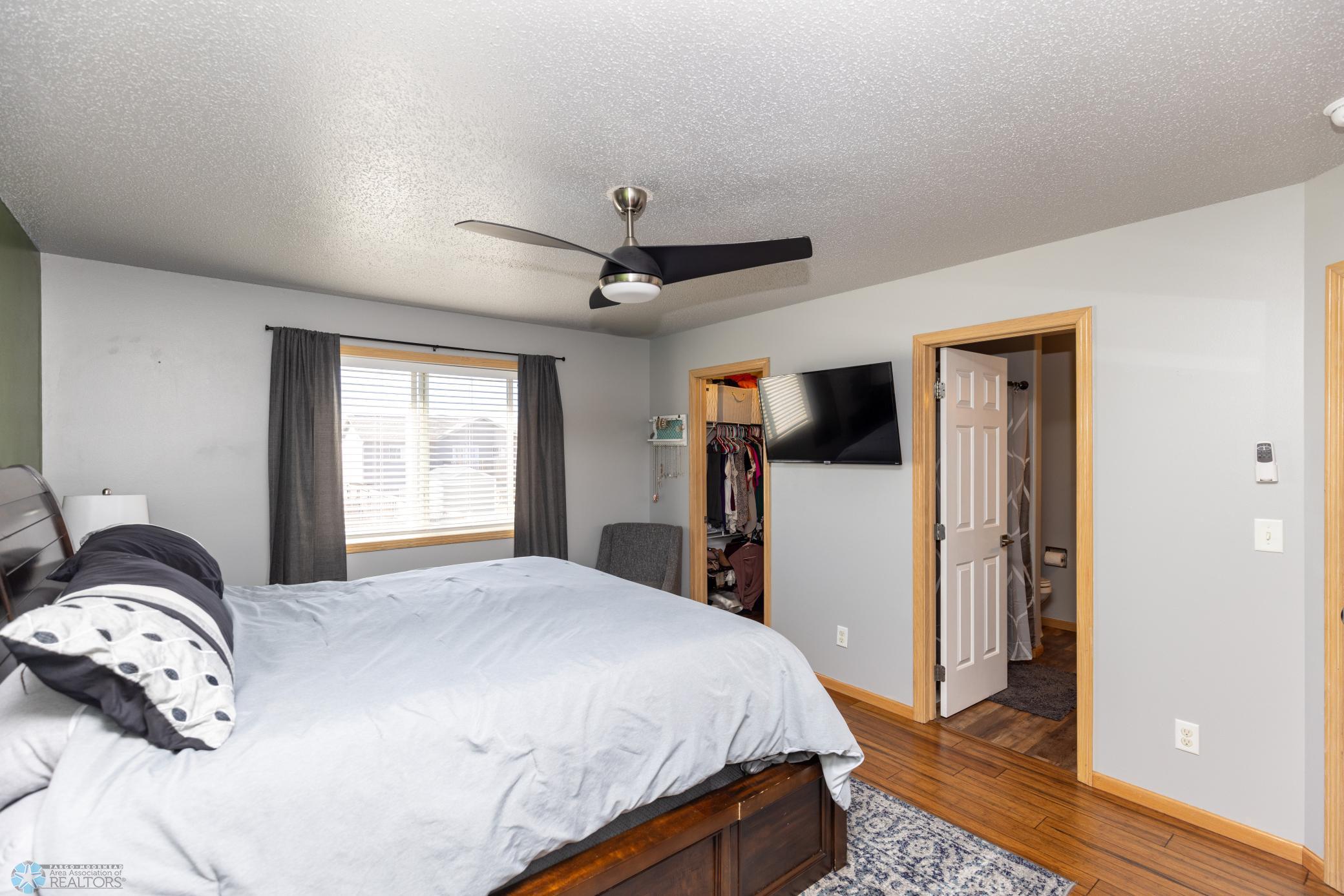 New ceiling fan with remote.