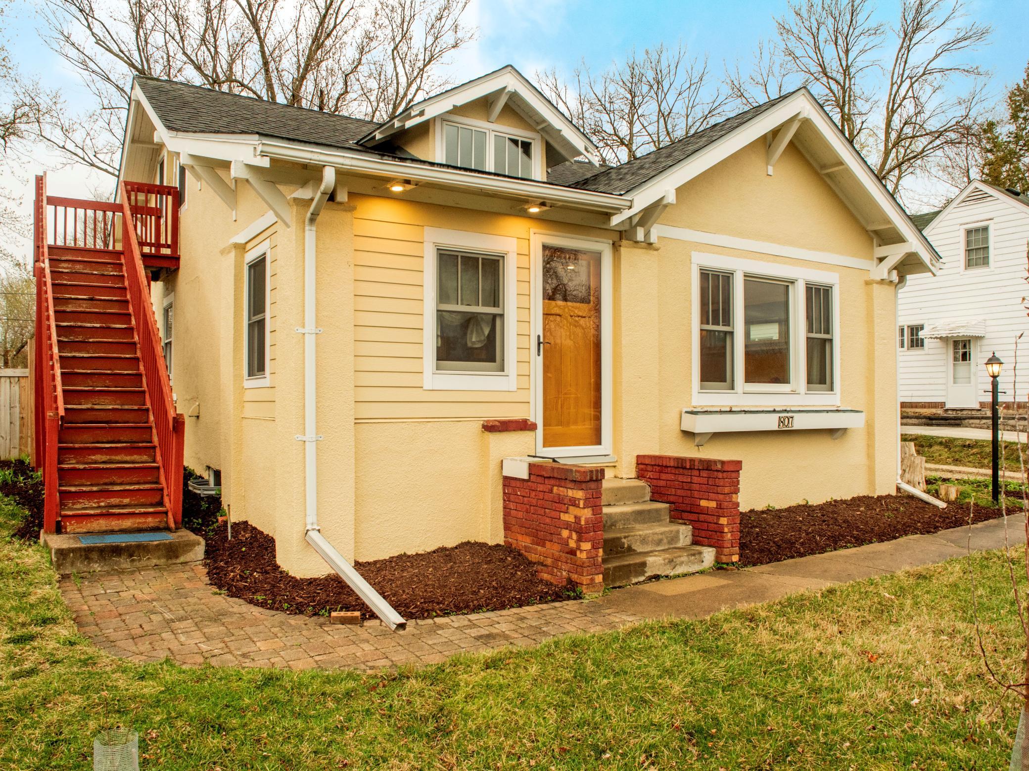 Charming cottage-style Northfield home with great curb appeal!