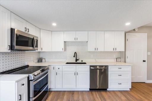 They say the kitchen is the heart of the home, and this kitchen will warm yours! With its beautiful cabinetry, stainless steel appliances, and recessed lighting, it's a space that truly ticks all of the boxes!