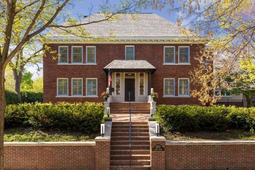 1701 Mount Curve Avenue, Minneapolis, MN 55403