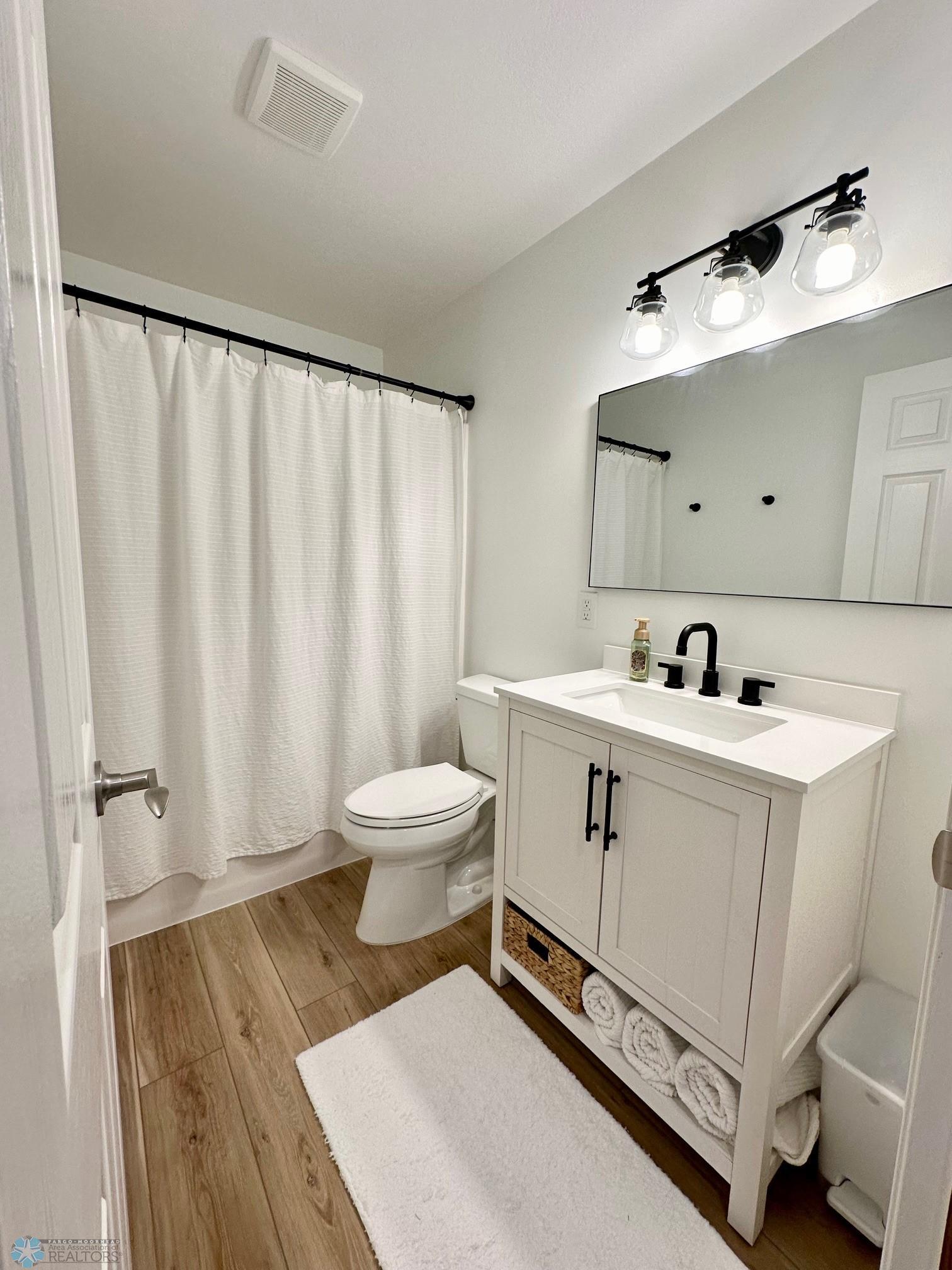 Main Full Bath 3.jpg