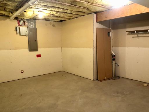 The unfinished space, which could fully finished for a whole other room, and even more FSF.