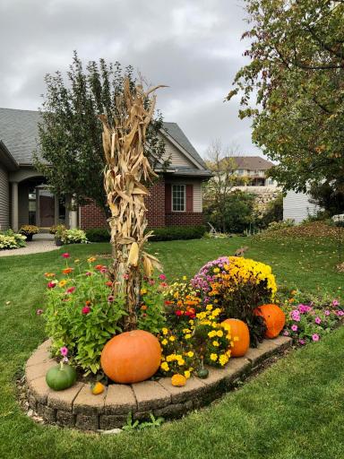 Great curb appeal and nice landscaping, make it easy for seasonal charm.