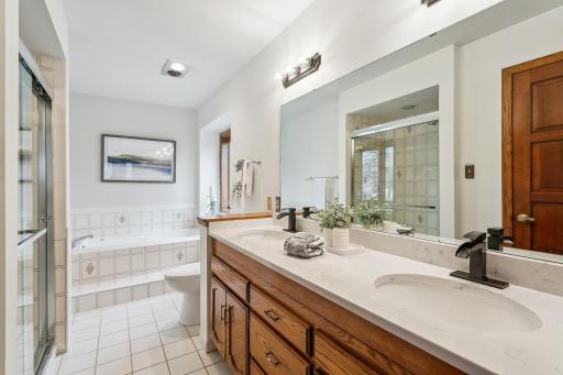 Primary Bathroom w/jetted tub & walk-in shower