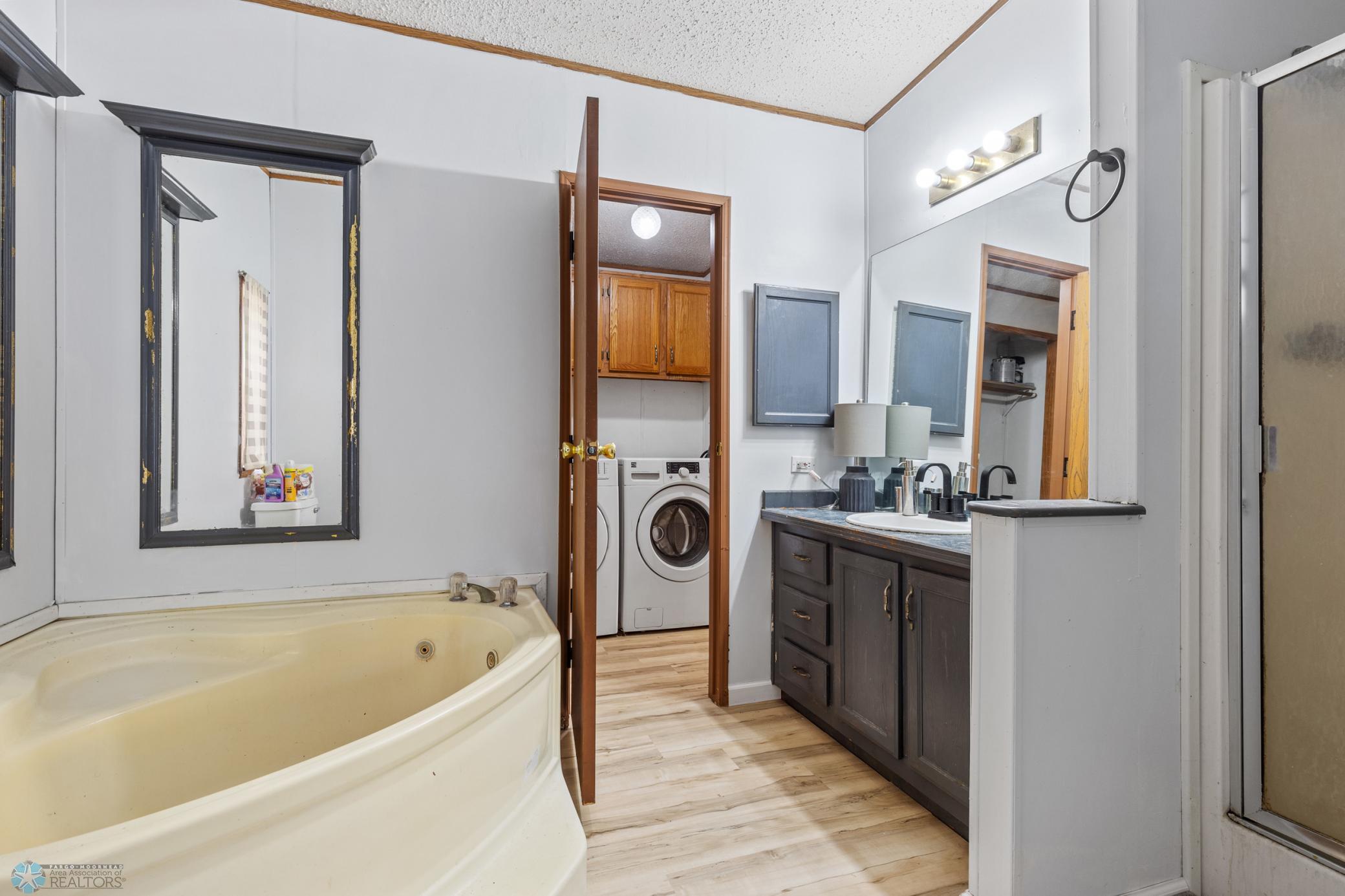 Primary/Hollywood Bathroom
