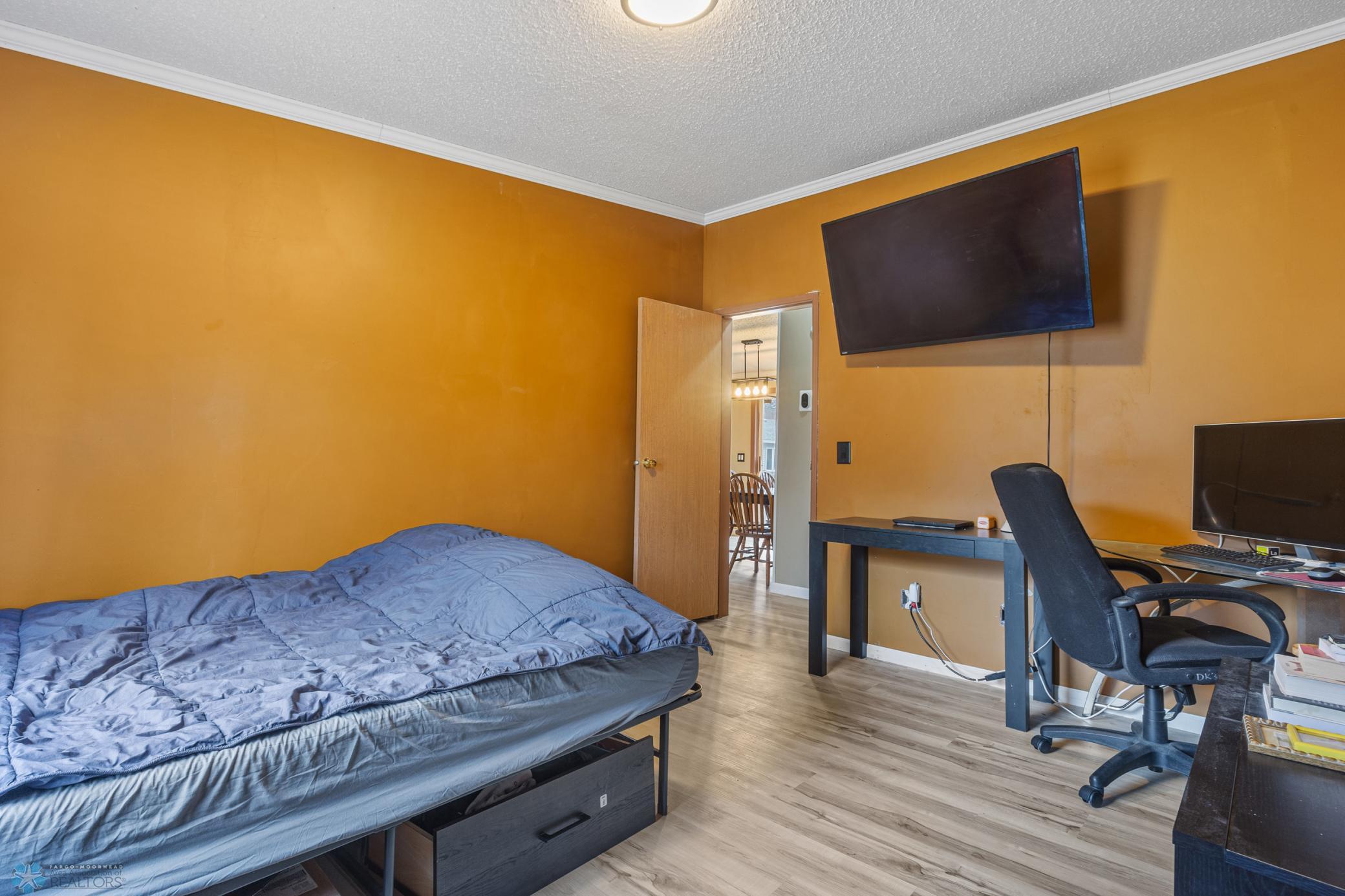 2nd Bedroom w/Walk-in Closet