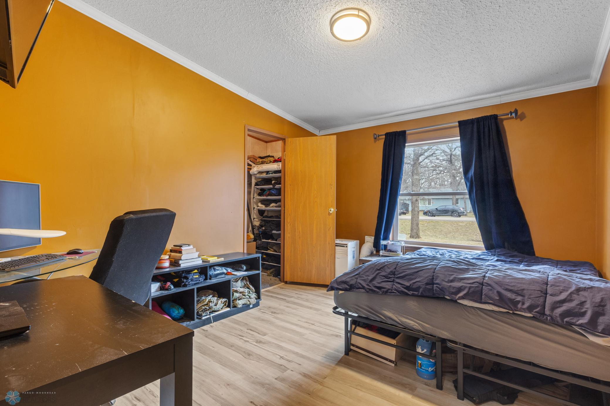 2nd Bedroom w/Walk-in Closet