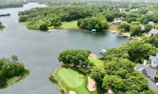 The well-known 8th hole, where a pontoon takes you across the bay!