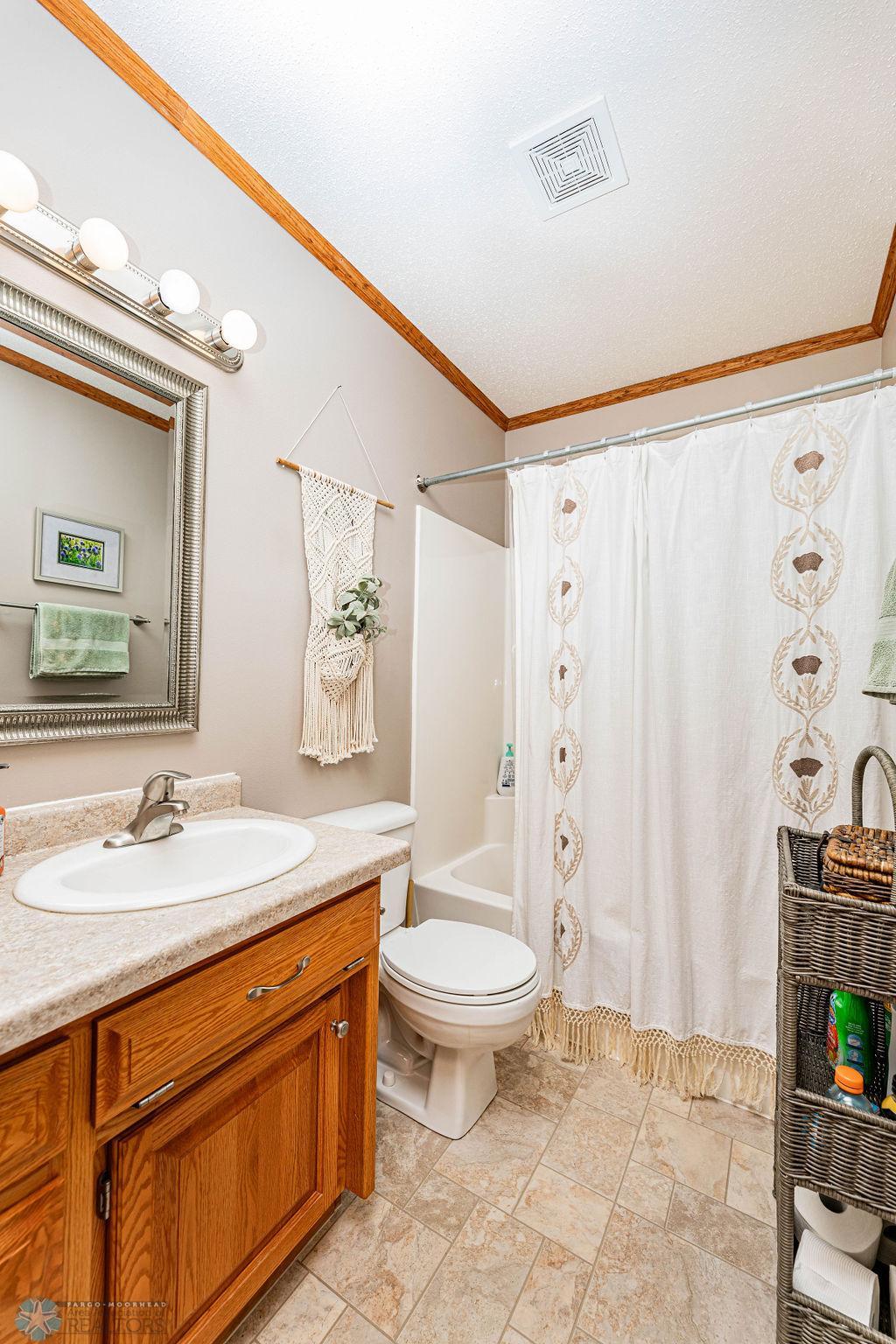 Upstairs Full Bathroom