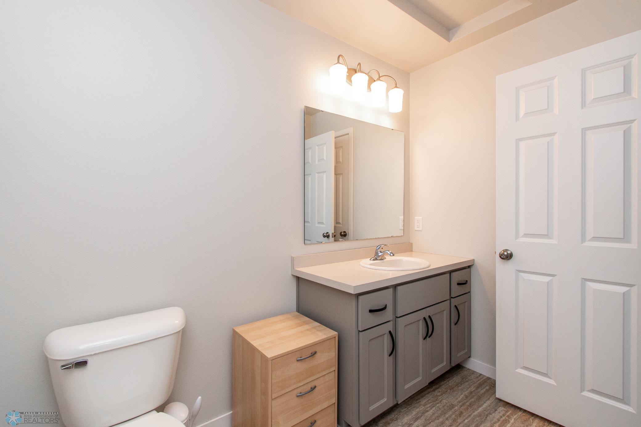 Bathroom 1-Full Hollywood Bath