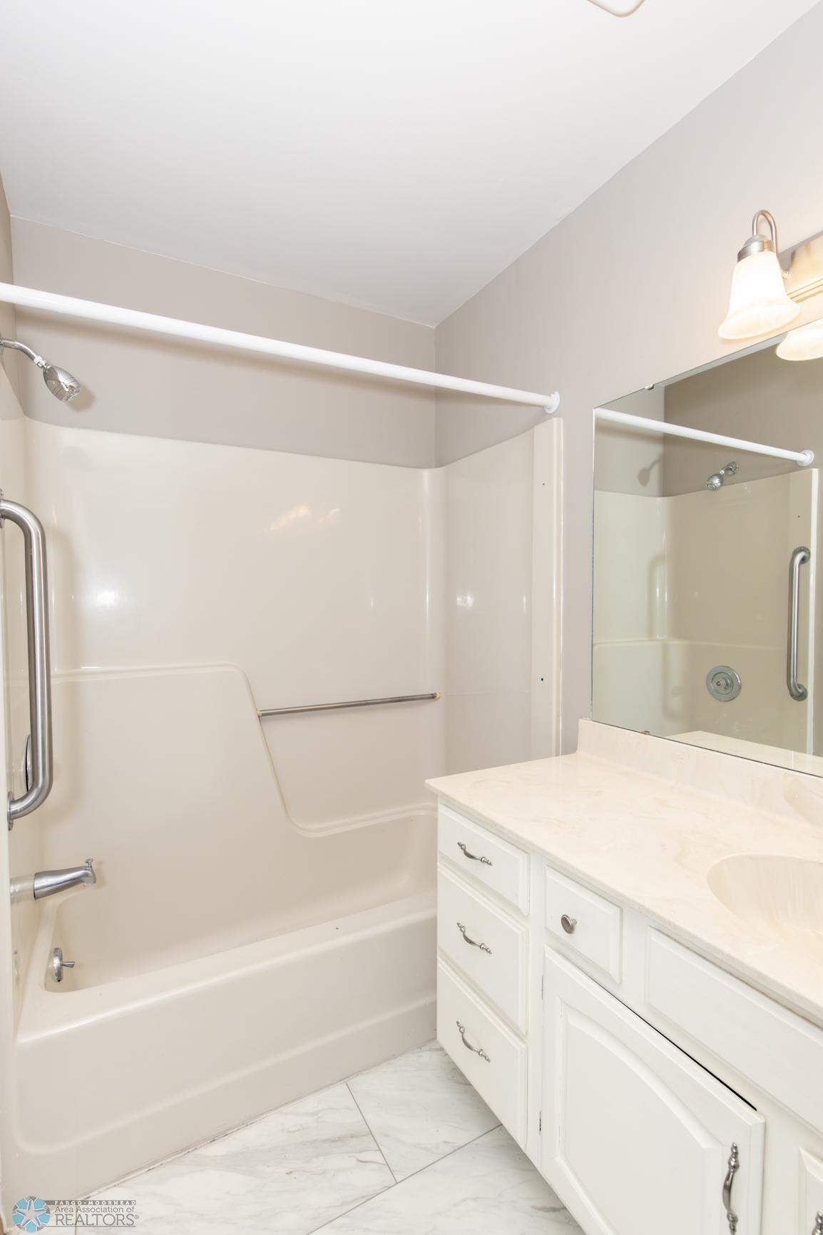 Bathroom - Full - Hollywood