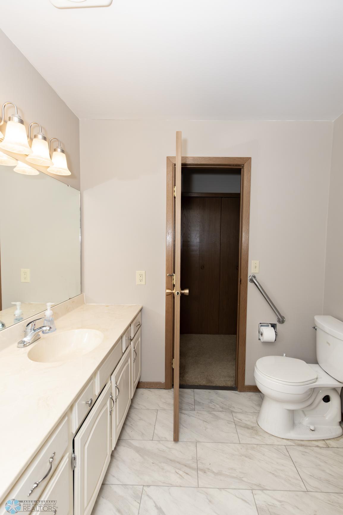 Bathroom - Full - Hollywood