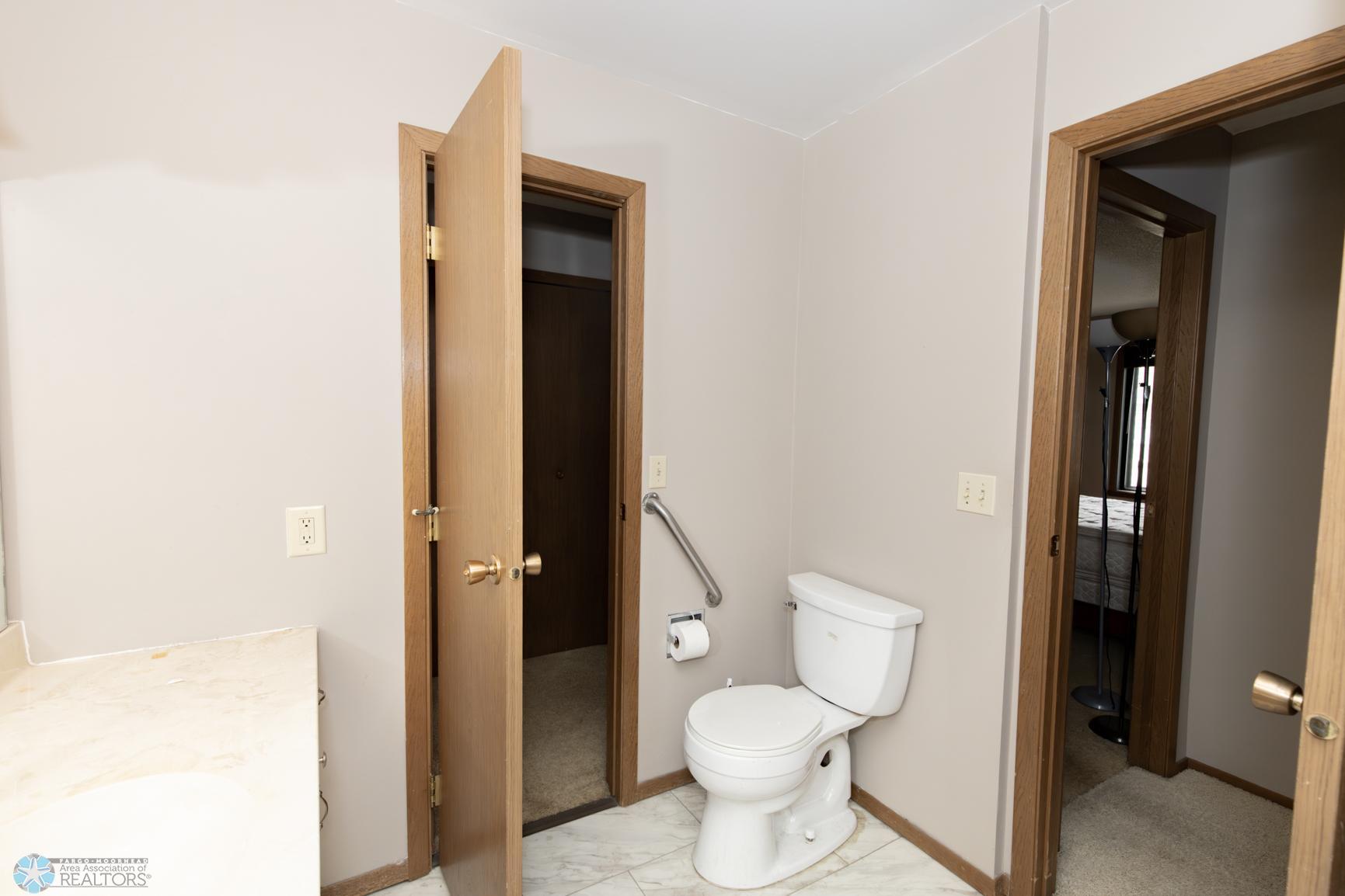 Bathroom - Full - Hollywood