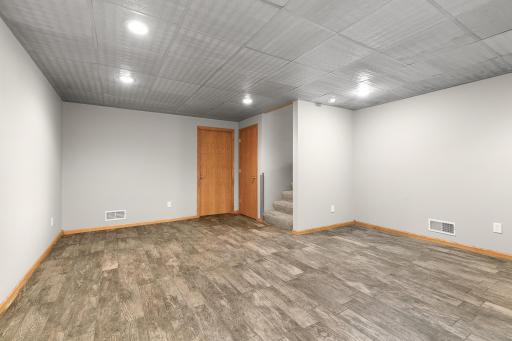 Perfect space for all kinds of uses! Home gym, office, playroom, crafting room... bring your ideas!