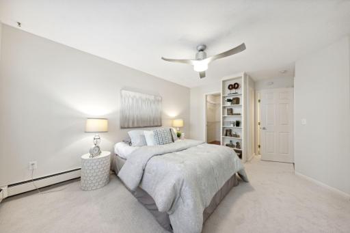 Large bedroom w/ ceiling fan & built in bookshelves