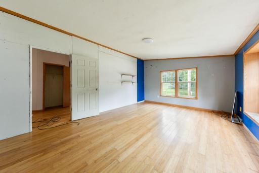 19 Den.jpg This appears to be a temporary wall to the dining room