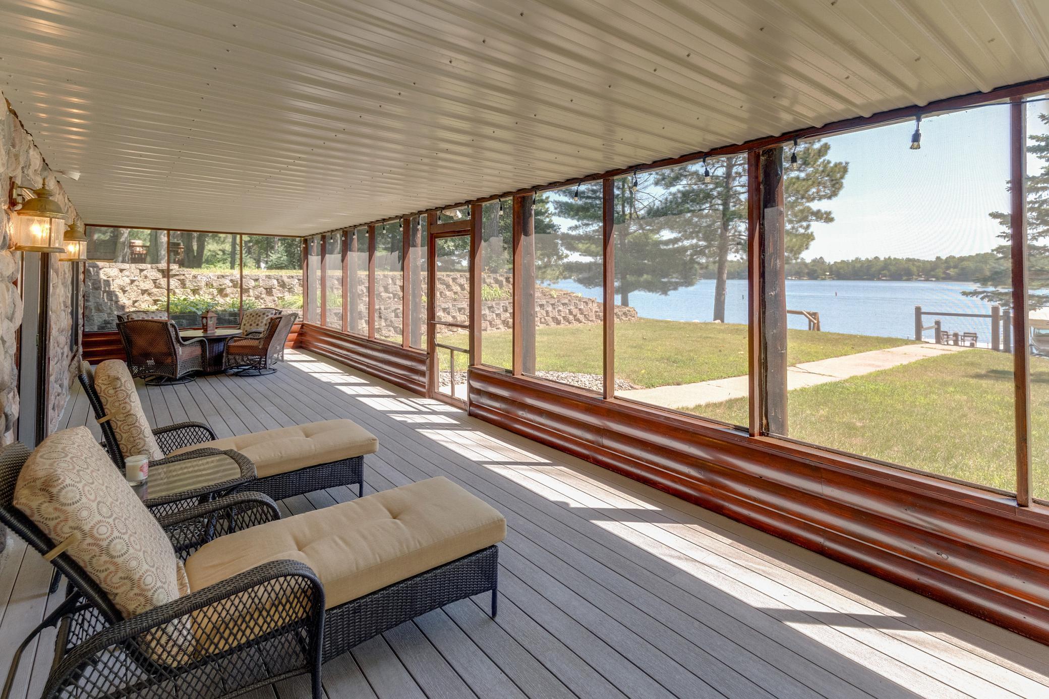 Screened in-porch