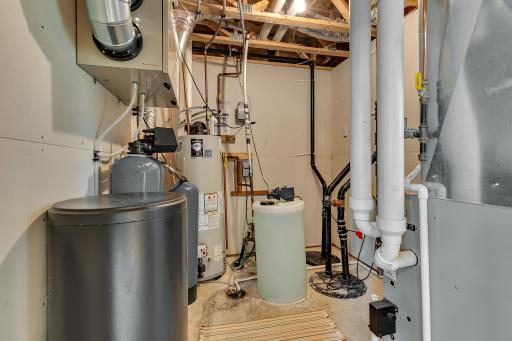 Mechanicals include a high efficiency forced air furnace, a Lennox “healthy climate” heat recovery ventilator, a power vented gas water heater, a high-end water softener, and a 200 amp breaker panel.