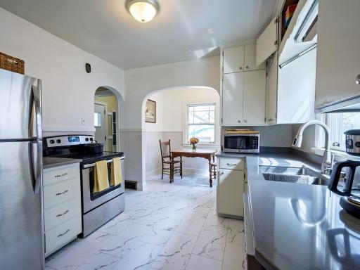 Very workable eat-in kitchen with breakfast nook.