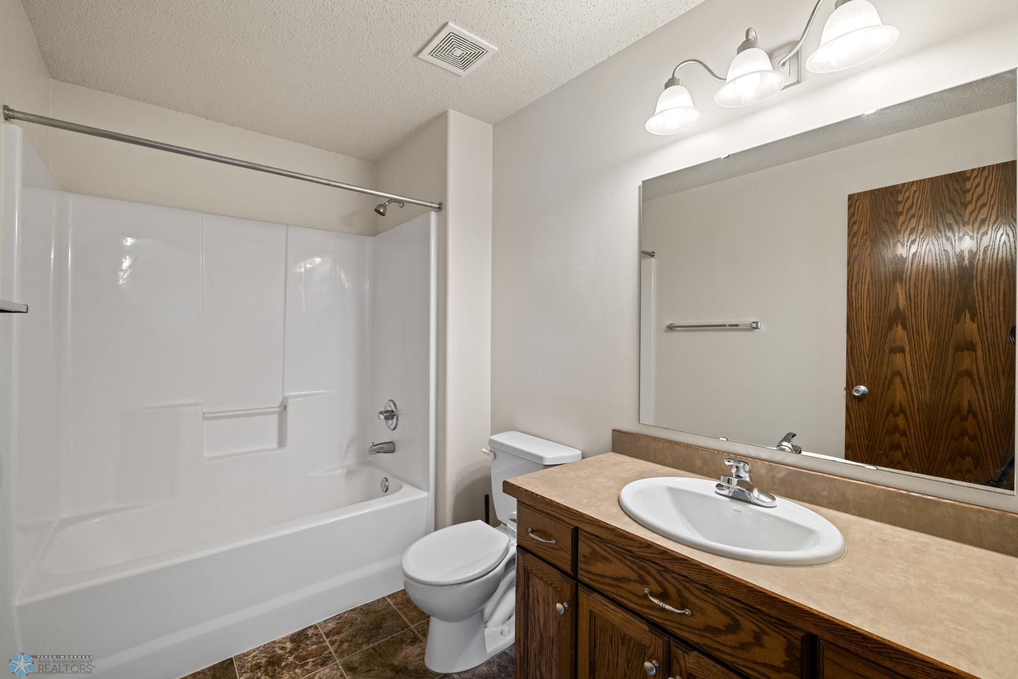 Amdak__2578 54th Ave S Fargo ND_INTERIOR_0010.jpg