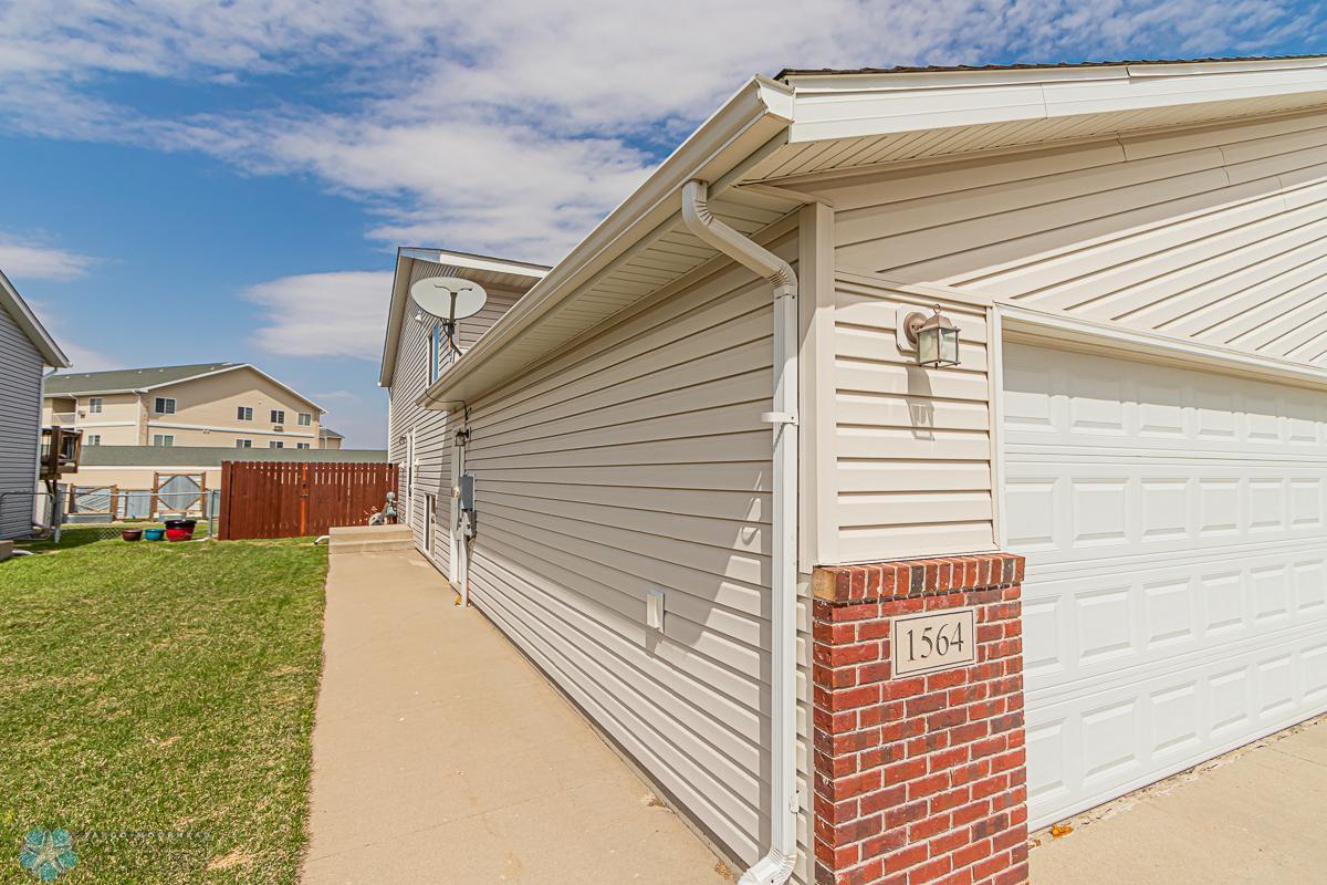 1564 34th Ave S Moorhead, MN 56560-27.jpg