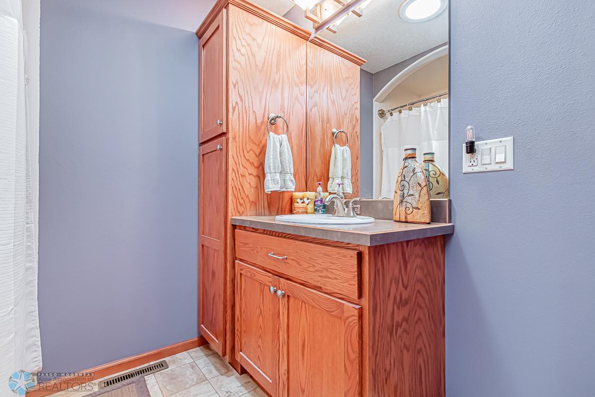 4356 52nd St S Fargo, ND-17.jpg