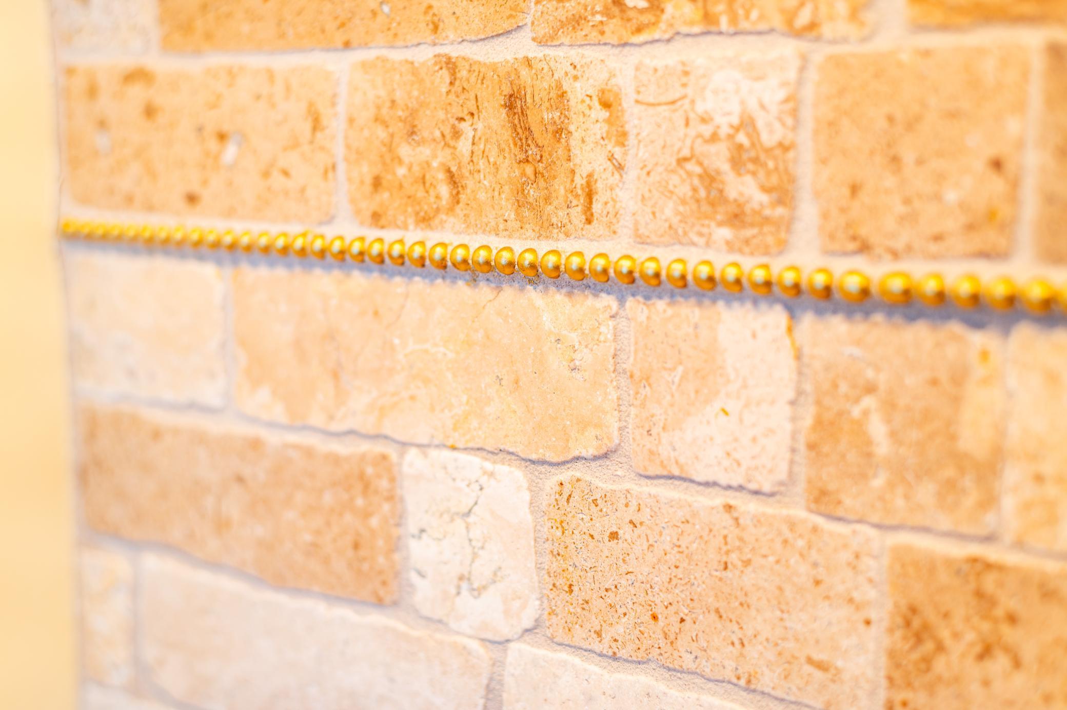 Stone backsplash liner detail