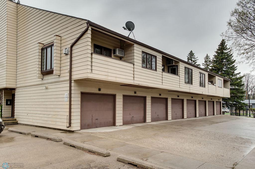 single attached garage & end unit condo!