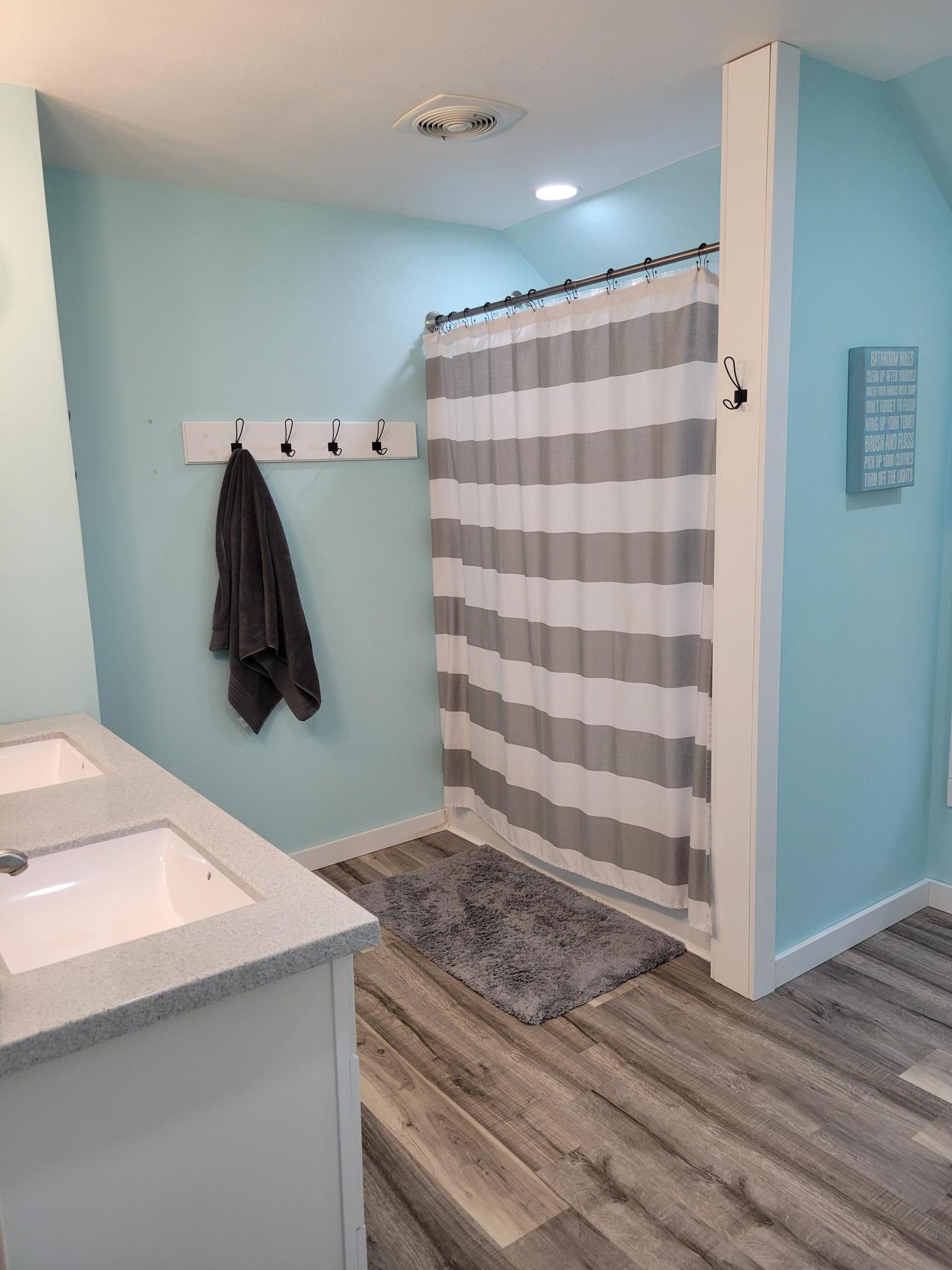 Large upper level full bath!