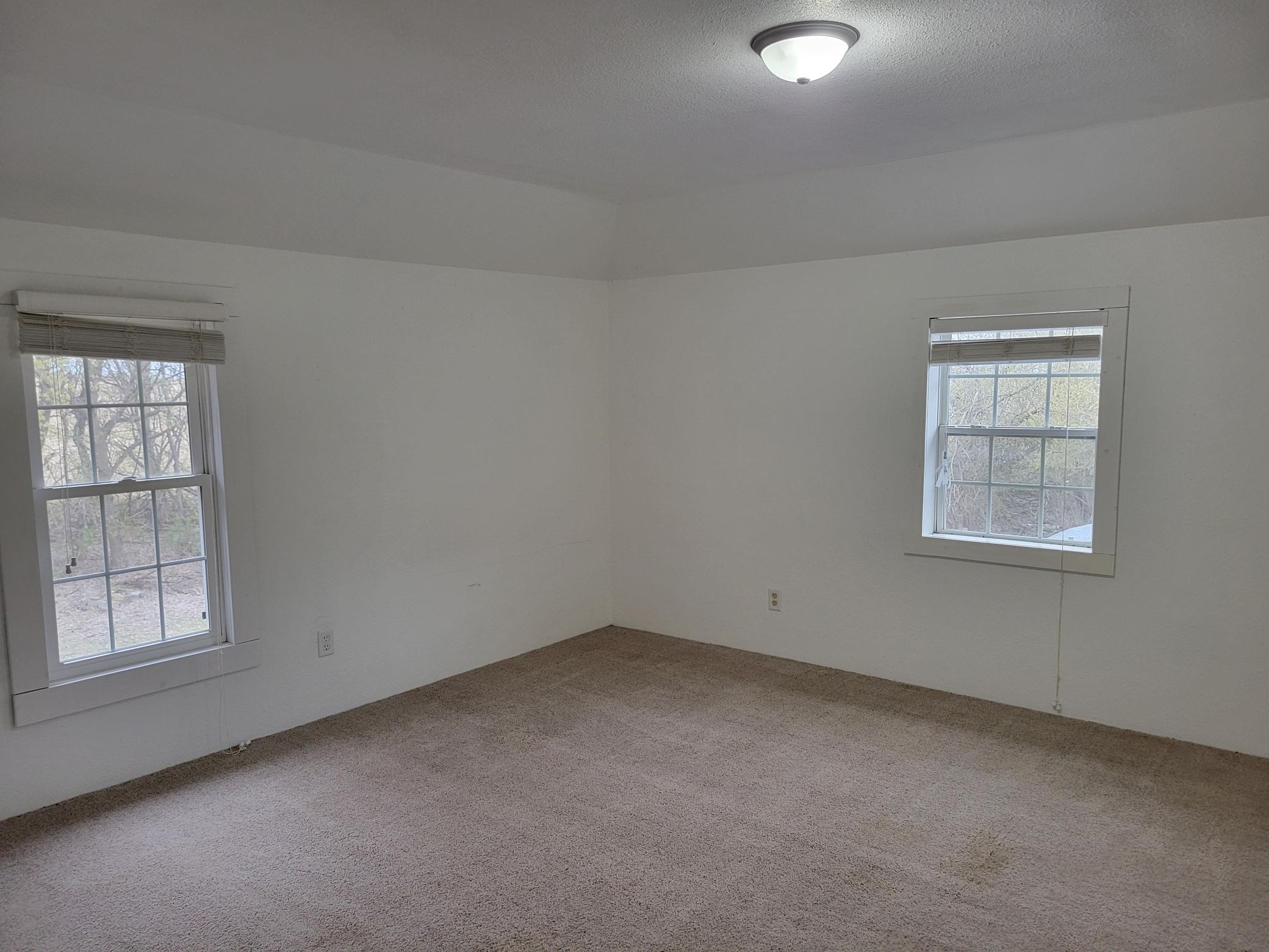 Upper bedroom (14x14)